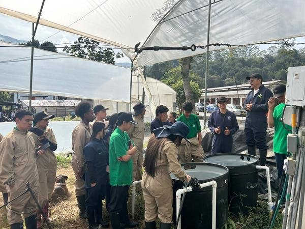 Aprendices reunidos con el instructor en el invernadero